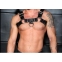Arnés masculino ajustable en los hombros y con una anilla para disfrutar de tus mejores juegos de bondage.